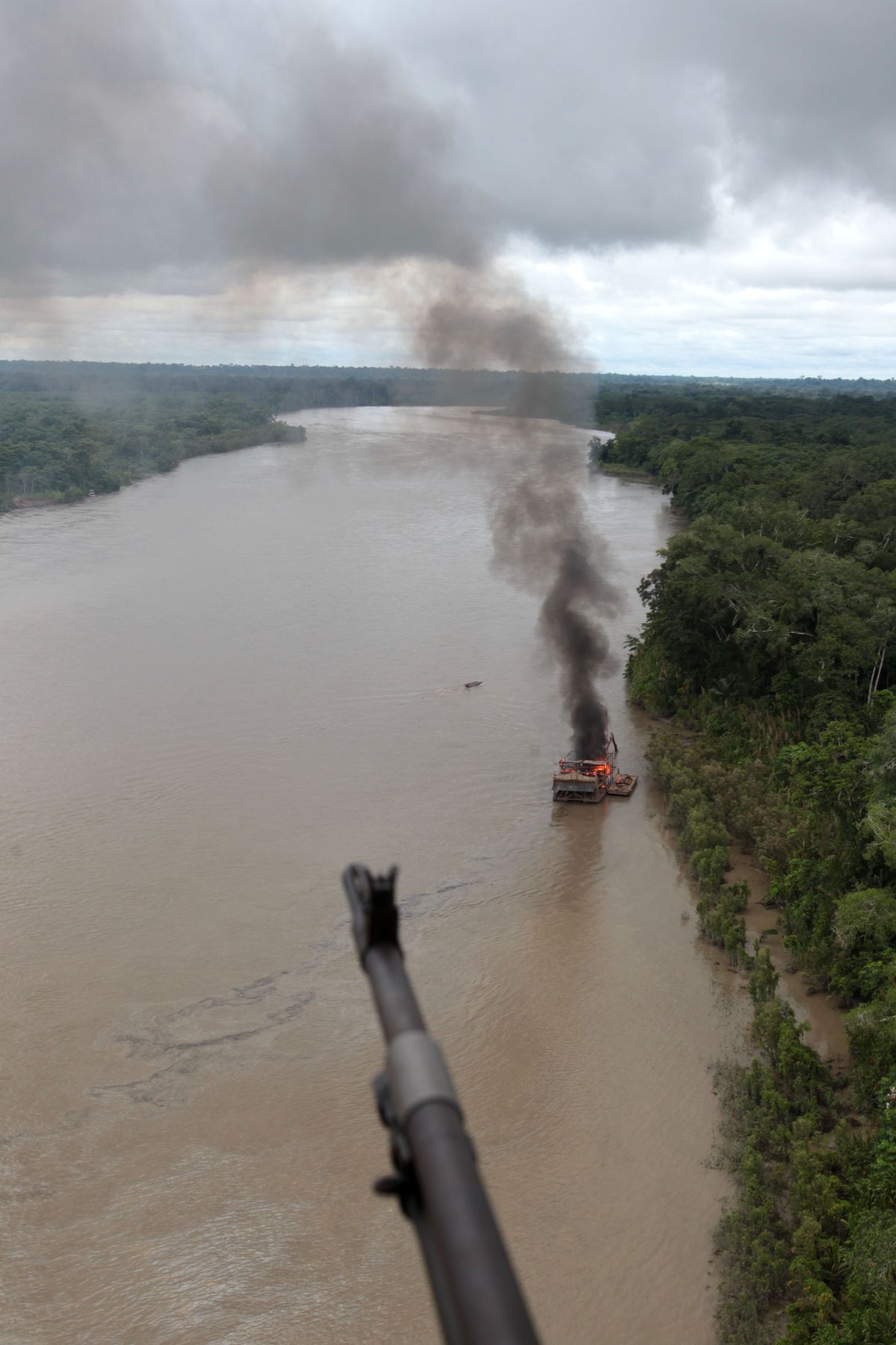 Las Fuerzas Armadas y policiales contaron con un helicóptero para vigilar desde el aire la operación de destrucción de dragas ilegales en Madre de Dios.Foto: ANDINA/Jack Ramón
