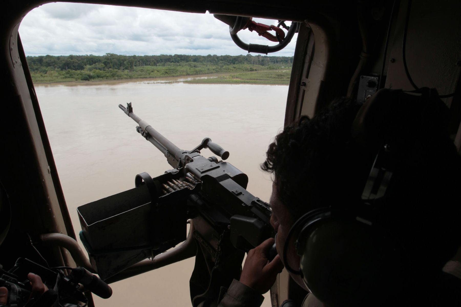 Las Fuerzas Armadas y policiales contaron con un helicóptero para vigilar desde el aire la operación de destrucción de dragas ilegales en Madre de Dios.Foto: ANDINA/Jack Ramón
