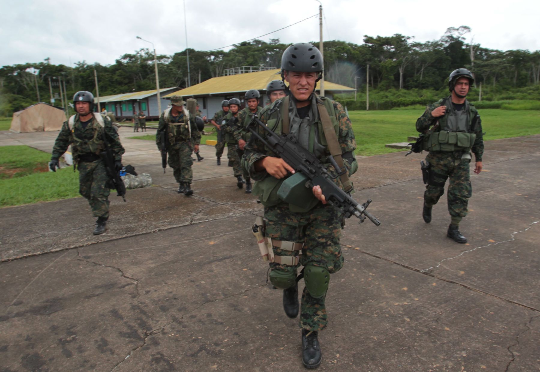 Miembros de las Fuerzas Armadas y policiales que participaron en operativo combinado para destruir dragas de mineria informal en Madre de Dios.Foto: ANDINA/Jack Ramón