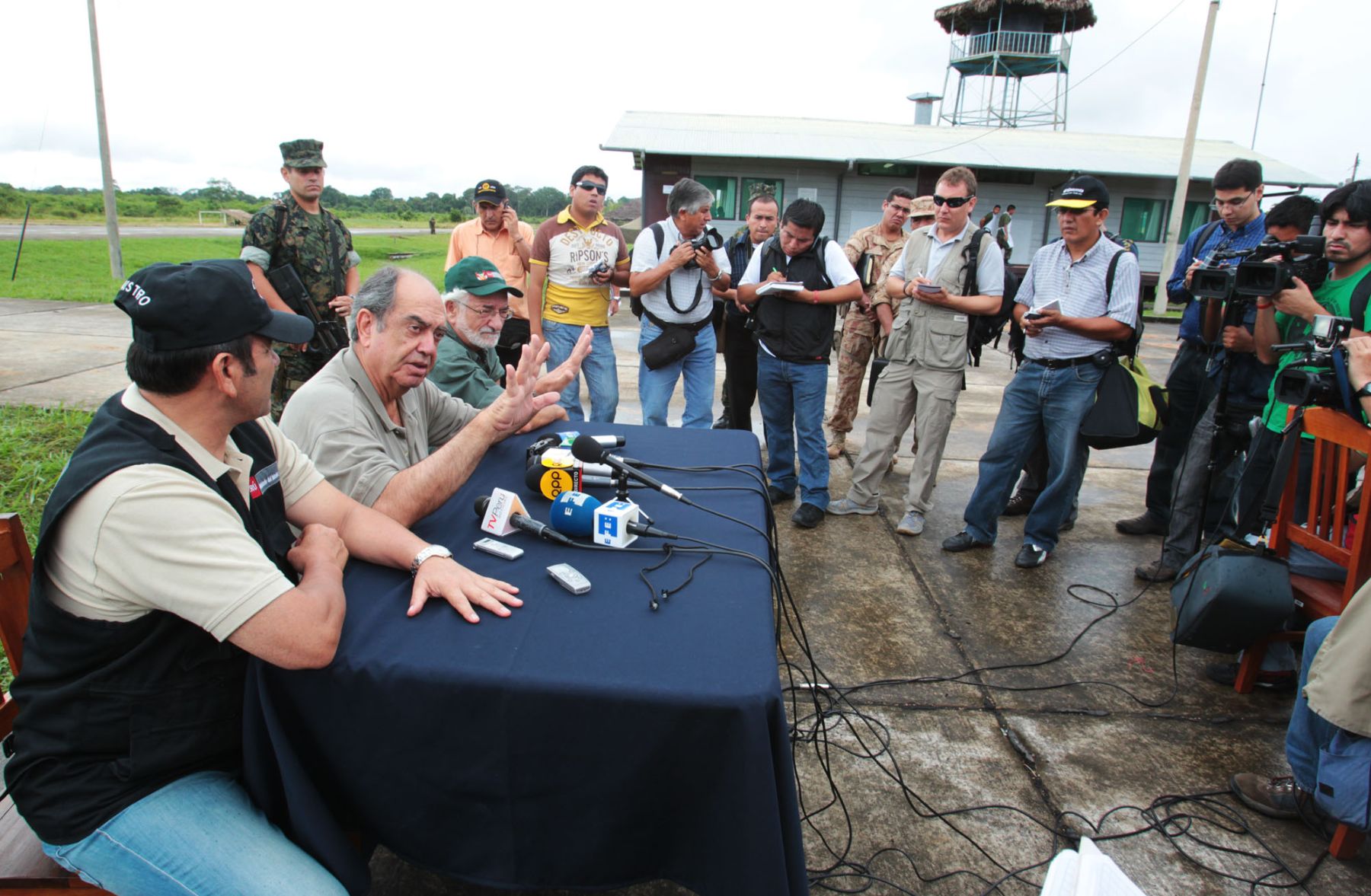 Ministro de Defensa,Jaime Thorne,expone sobre operativo combinado de las Fuerzas Armadas y policiales para destruir las dragas de mineria informal en Madre de Dios. Foto: ANDINA/Jack Ramón