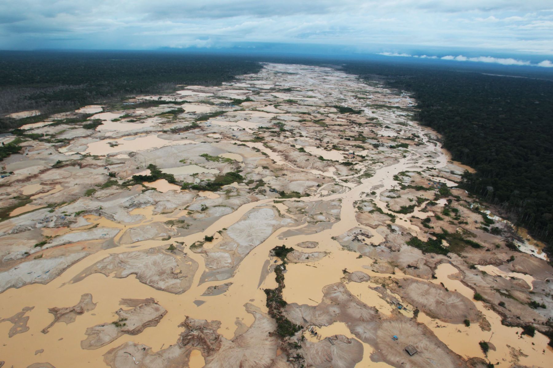 Hectáreas de bosques y espacios fuviales afectados por la acción de mineras ilegales en Madre de Dios.Foto: ANDINA/Jack Ramón