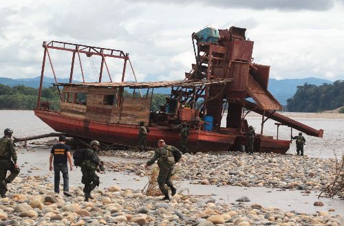 Operativo contra las dragas en la Amazonía peruana que destruyen el ecosistema en la extracción de oro.ANDINA/Jack Ramón