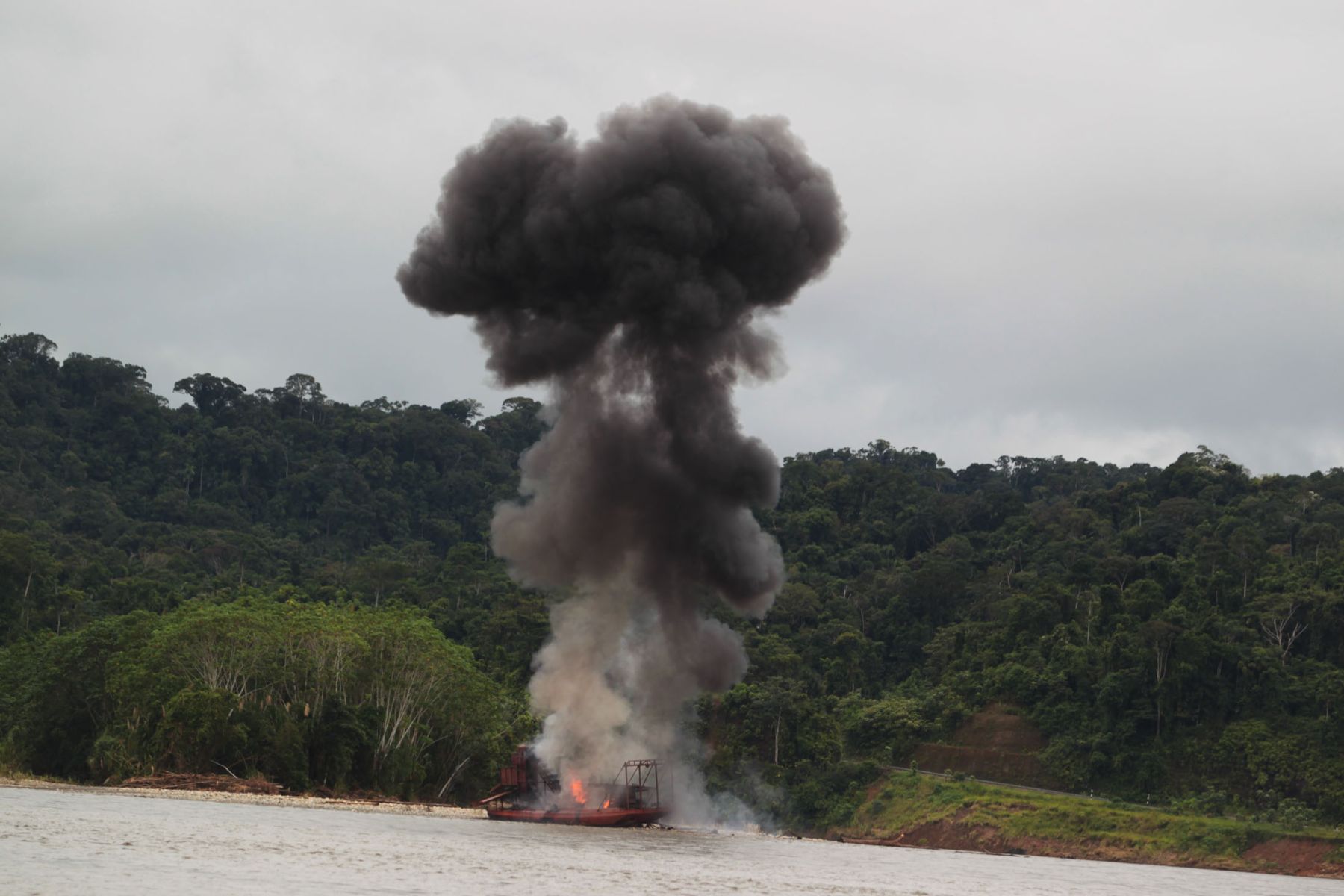 Región Loreto pide destruir dragas  ilegales utilizadas por mineros, como ocurrió en Madre de Dios. Foto: ANDINA/Jack Ramón