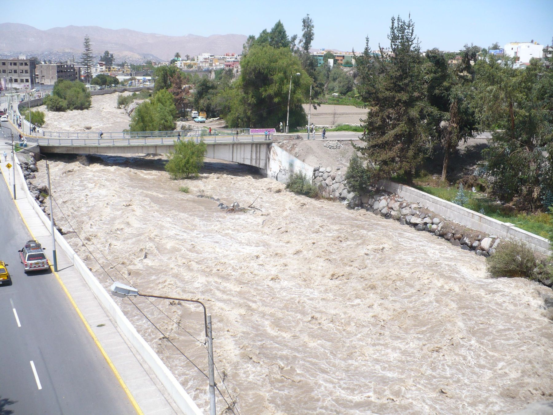 Puente Bajo Grau en Arequipa fue cerrado ante crecida del río Chili. Foto: ANDINA/Rocío Méndez.