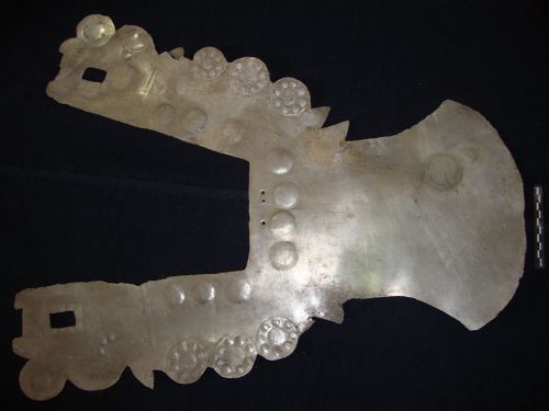 Pectoral encontrado en tumba de noble Wari.
 Foto: ANDINA / Difusión
