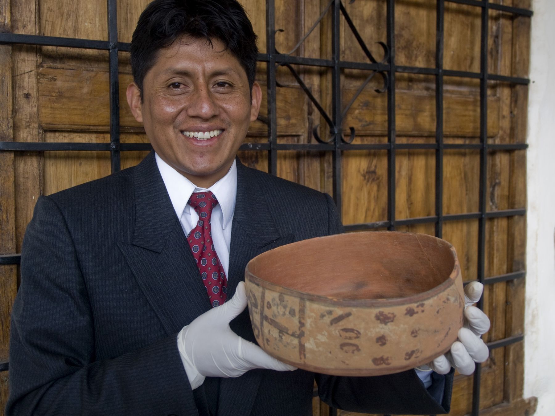 El arqueólogo Javier Fonseca con una de las piezas descubiertas junto al Señor de Wari, que expone la Dirección Regional de Cultura del Cusco. Foto: ANDINA/ Jazmin Lezama