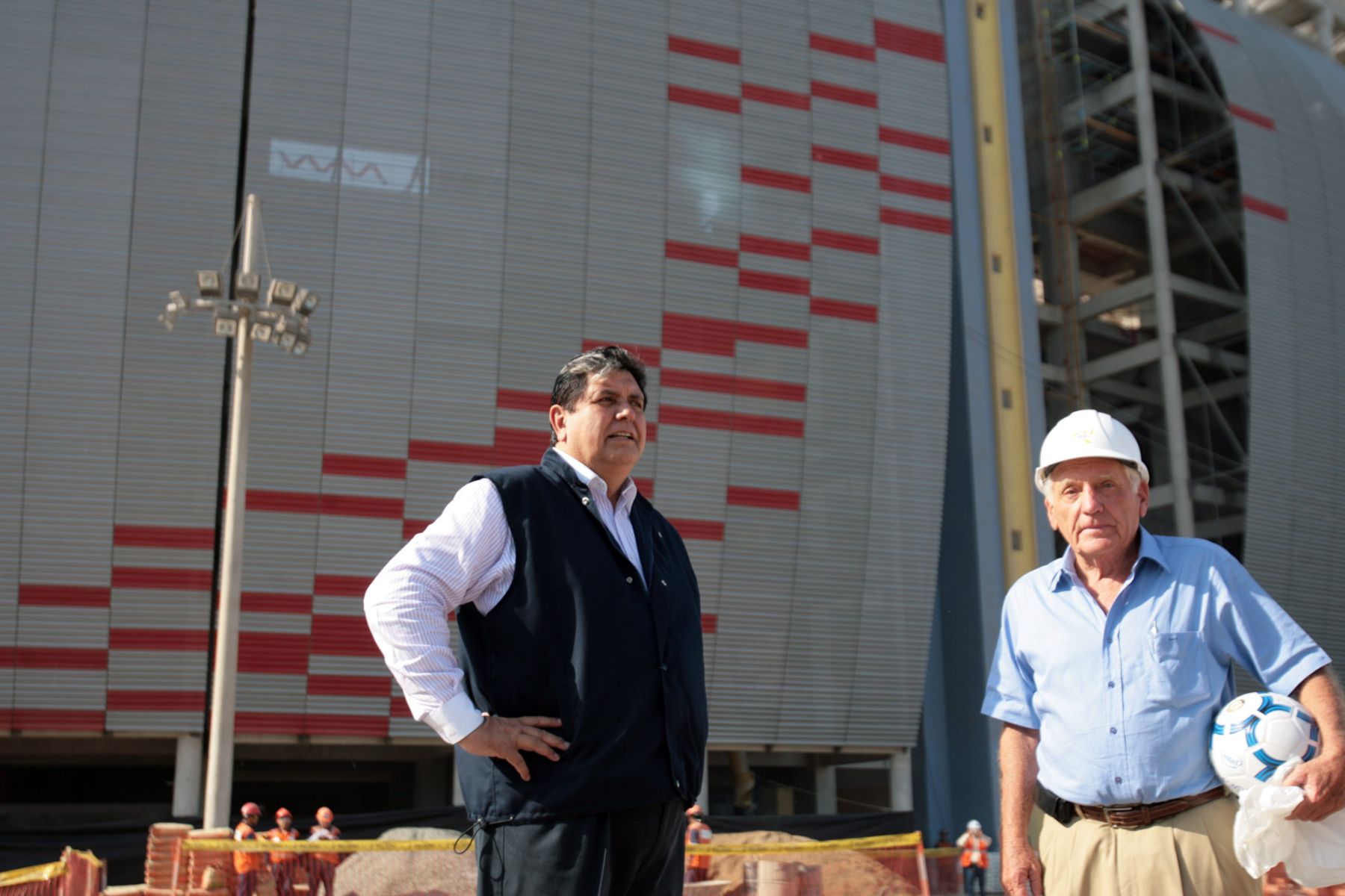 Peru’s  President Alan Garcia inspects works at National Stadium. Photo: ANDINA/César García