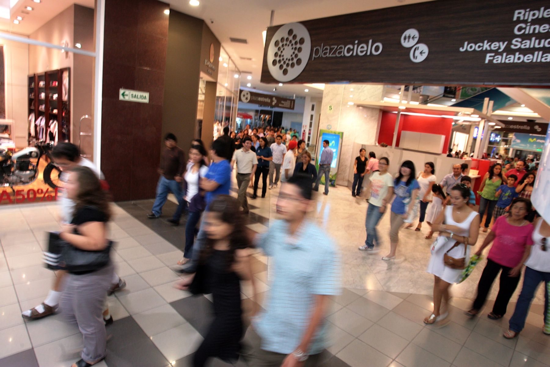 El público participa del simulacro nocturno de sismo en el centro comercial Jockey Plaza, en Surco. Foto: ANDINA/César García.