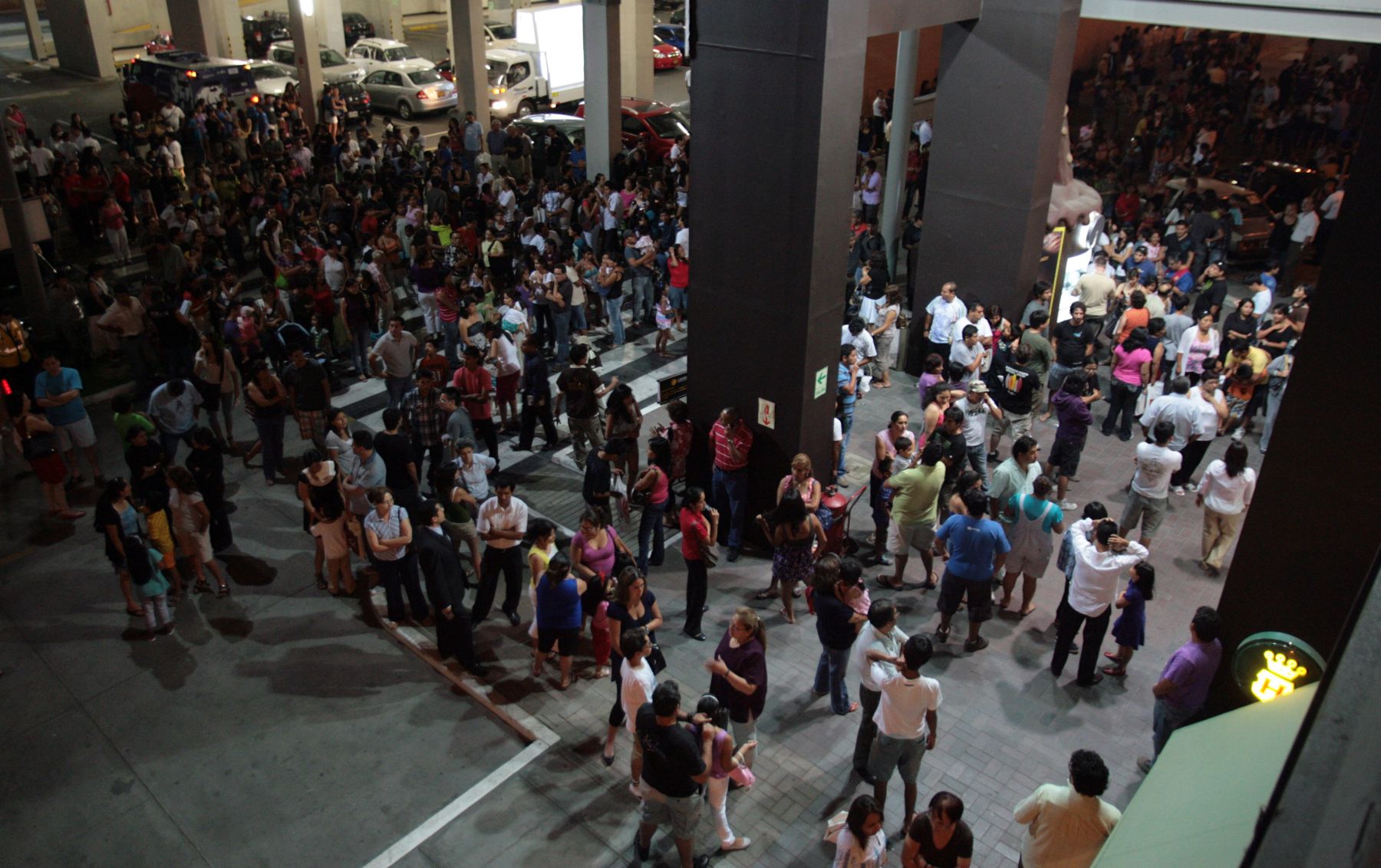 El público participa del simulacro nocturno de sismo en el centro comercial Jockey Plaza en Surco. Foto: ANDINA/César García