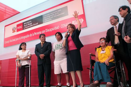 La Ministra de la Mujer, Virginia Borra, entrega sillas de ruedas durante la campaña de certificación gratuita a nivel nacional en el CONADIS.Foto: ANDINA/Carlos Lezama