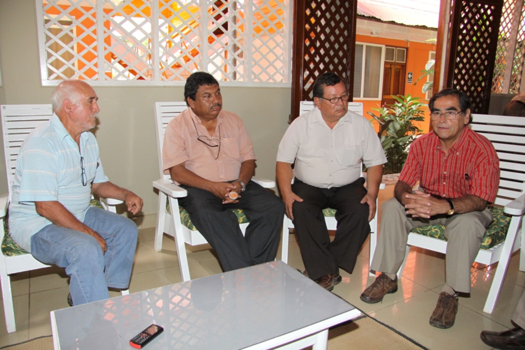 El ministro de Salud, Óscar Ugarte, se reunió hoy con dirigentes mineros en la ciudad de Puerto Maldonado, en Madre de Dios. Foto: Minsa.