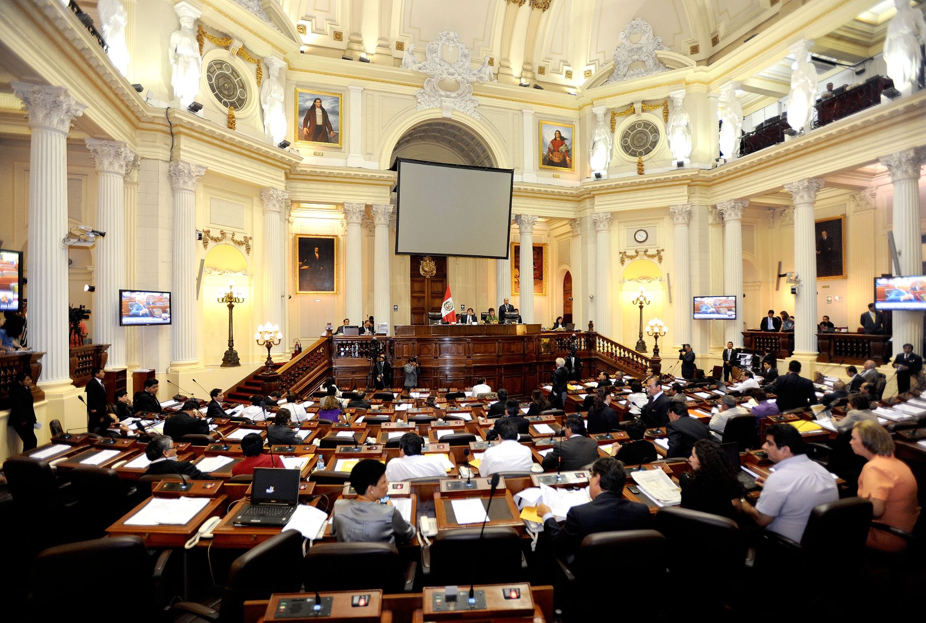 La Mesa Directiva del Congreso, encabezada por su presidente César Zumaeta Flores, conduce la sesión matutina del Pleno realizada hoy en el hemiciclo Raúl Porras Barrenechea.
Foto: ANDINA / CDR.