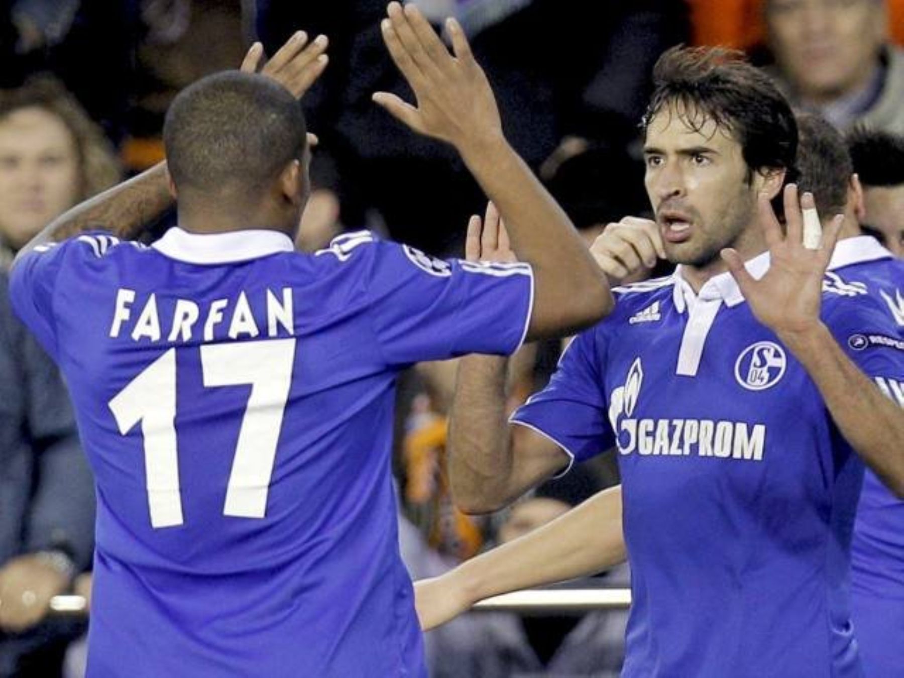 Jefferson Farfán y Raúl González, del Schalke 04, celebran el segundo gol ante Valencia.