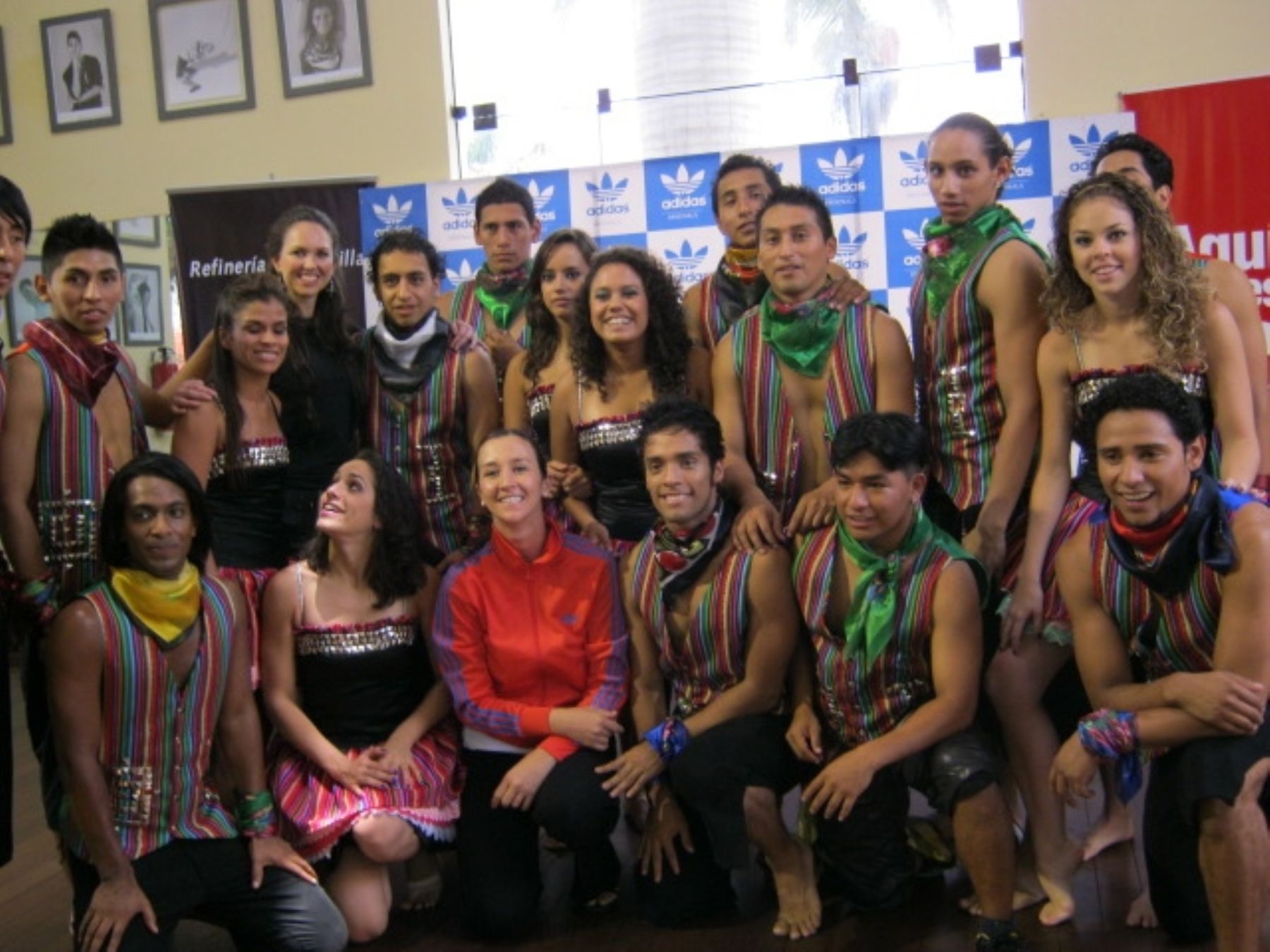 Vania Masías y el grupo de bailarines peruanos que demostrarán su arte en Nueva York.