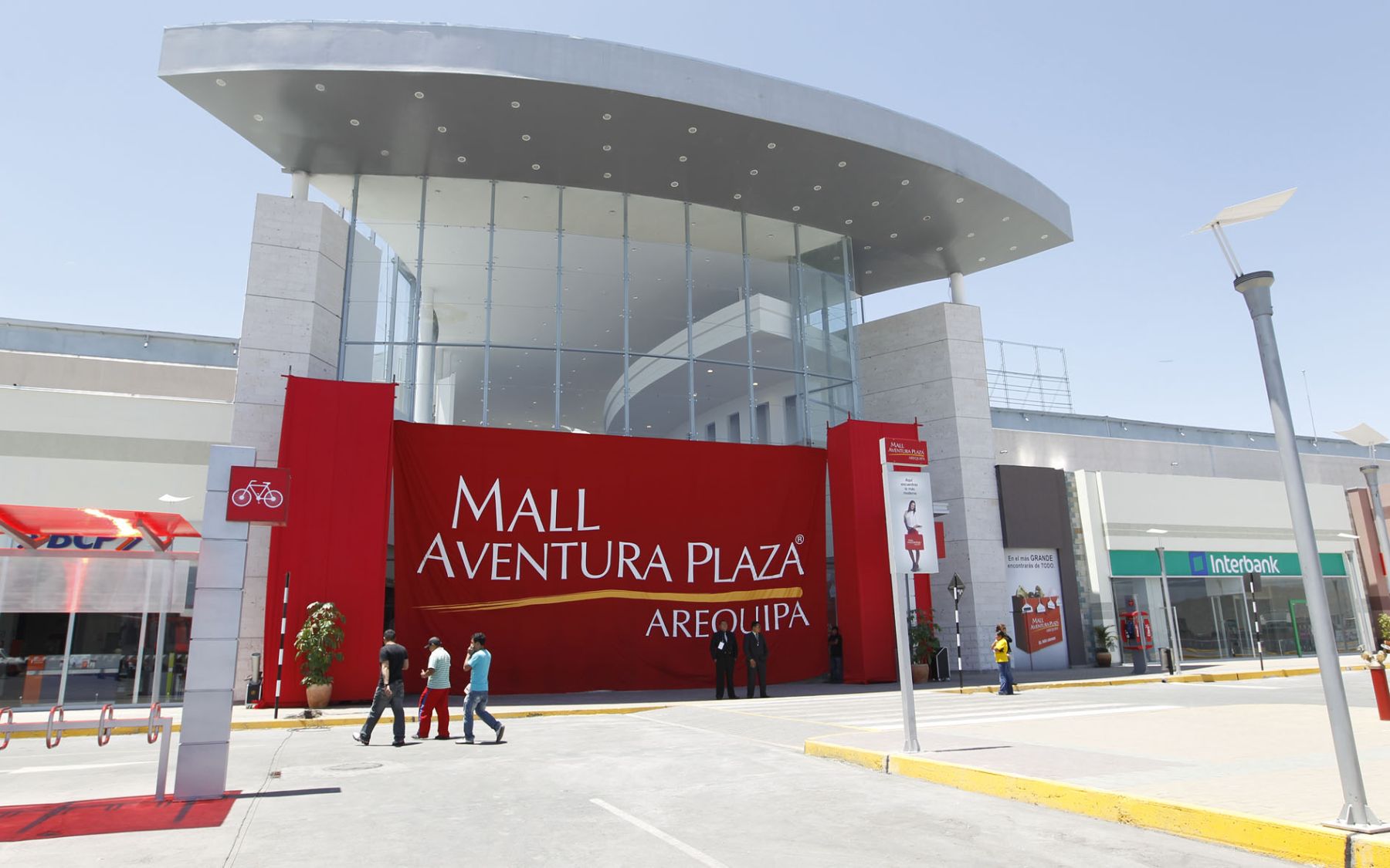 Peruvian President Alan Garcia inaugurates shopping mall in Arequipa. Photo:Sepres
