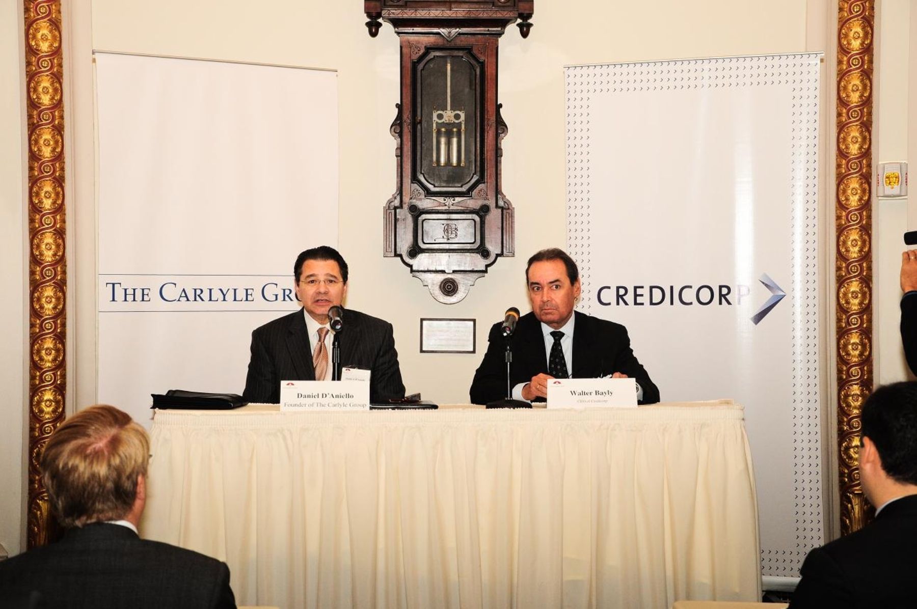 Daniel A. D’Aniello, cofundador de Carlyle y Walter Bayly, Gerente General de Credicorp, en conferencia de prensa en NYSE. Foto: Banco de Credito BCP