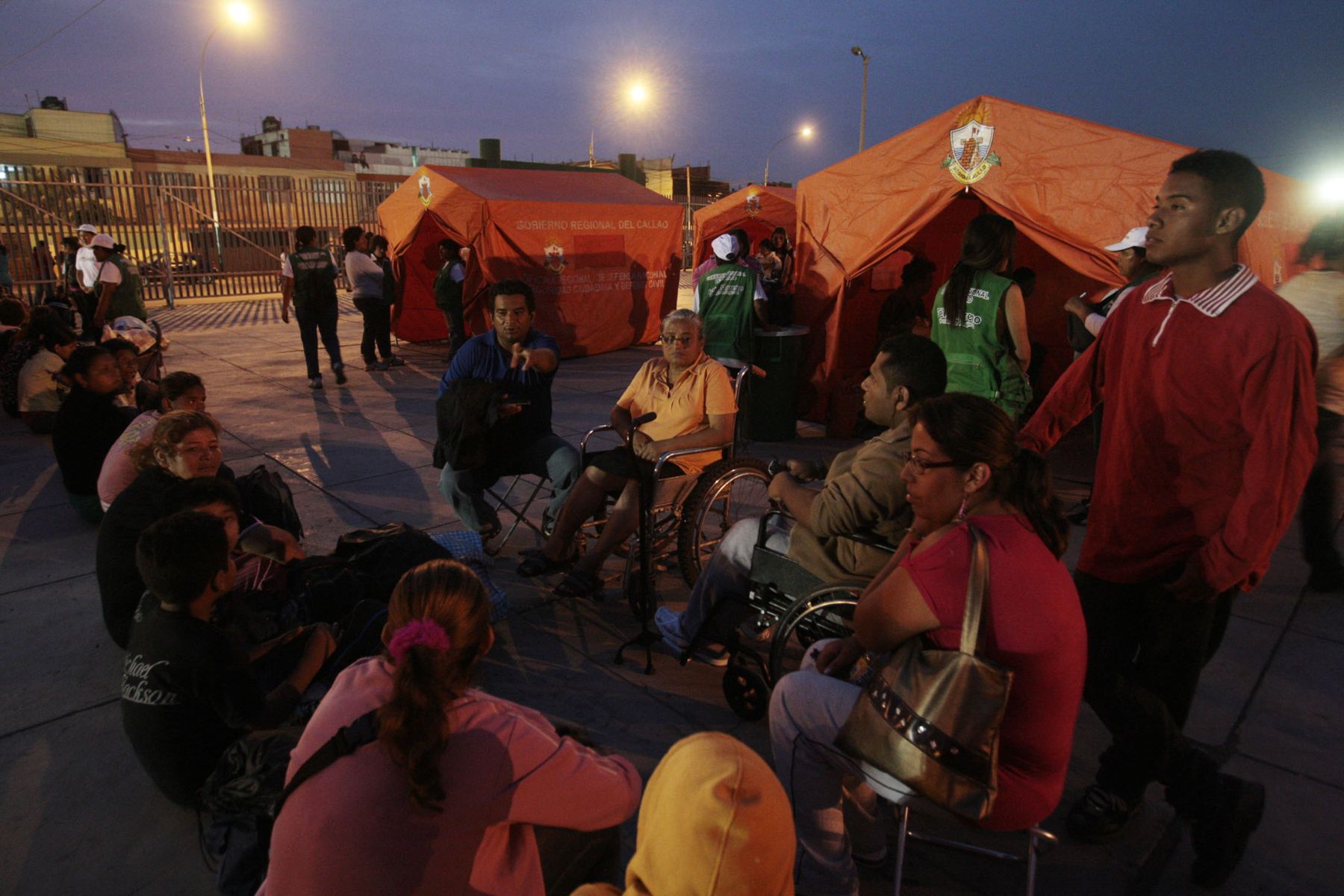 Pobladores del callao  se instalan para refugiarse en carpas instaladas en Complejo Depotivo Yahuar Huaca en eventual tsunami.Foto: ANDINA/Jack Ramón