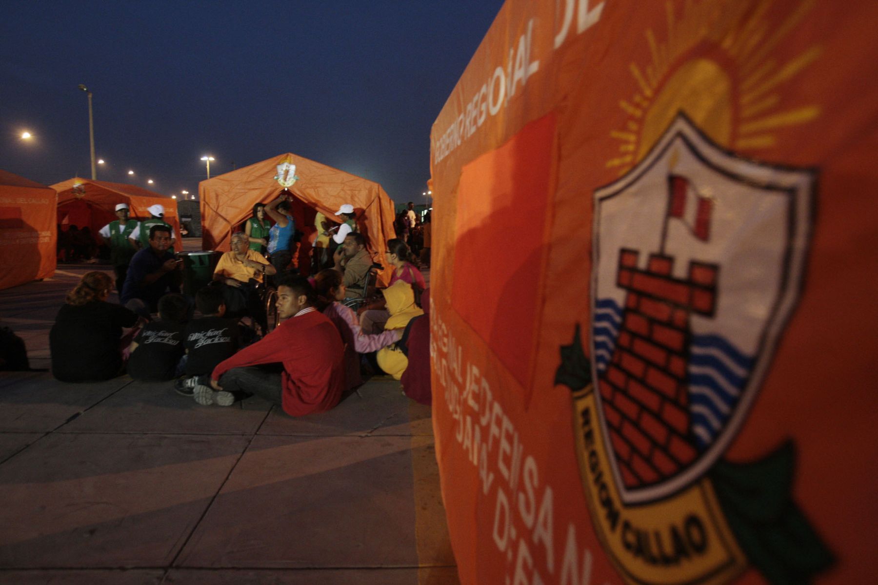 Pobladores del Callao se instalan en Complejo Deportivo Yahuar Huaca, donde se han levantado carpas ante alerta de tsunami.
Foto: ANDINA/Jack Ramón