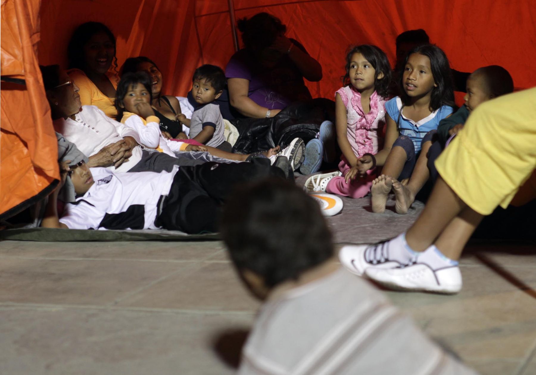 Pobladores del Callao se instalan en Complejo Deportivo Yahuar Huaca, donde se han levantado carpas ante alerta de tsunami.
Foto: ANDINA/Alberto Orbegoso