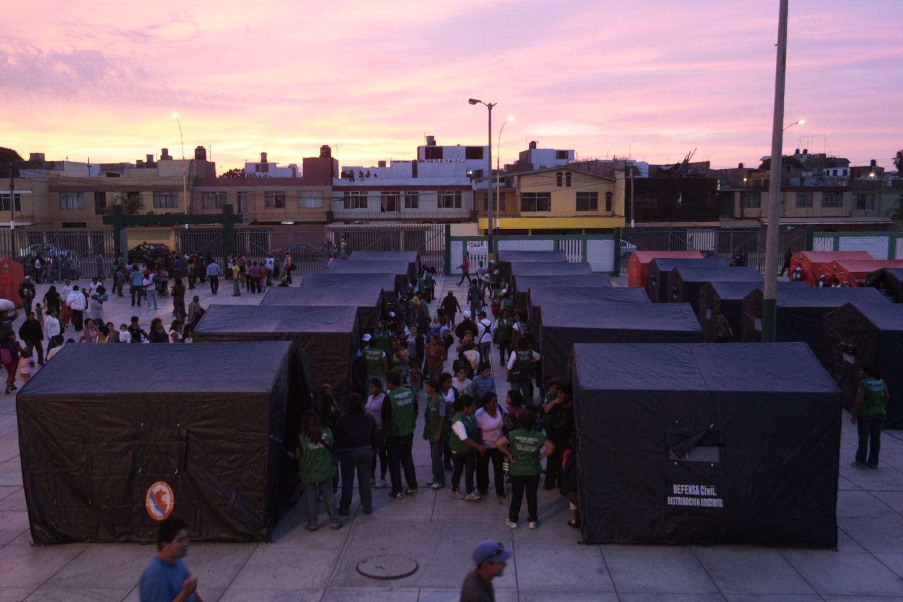 Pobladores del callao  se instalan en carpas instaladas en Complejo Depotivo Yahuar Huaca en prevención a un eventual oleaje anómalo.Foto: ANDINA/Jack Ramón