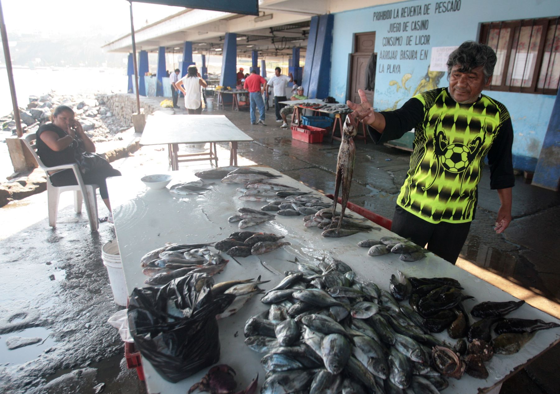 Venta de pulpo en muele de pescadores en Chorrillos. Foto: ANDINA/archivo.