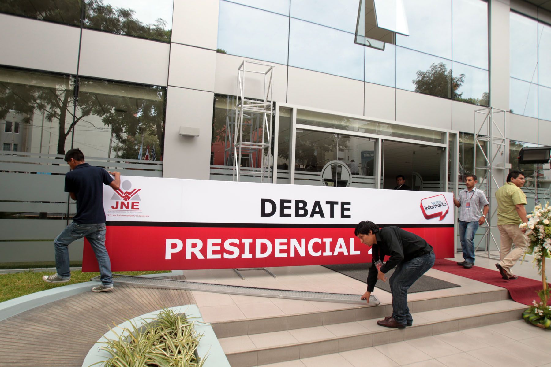 Preparativos para el Debate Presidencial 2011, organizado por el Jurado Nacional de Elecciones en la sede del Colegio Médico del Perú. Foto: ANDINA/ Carlos Lezama