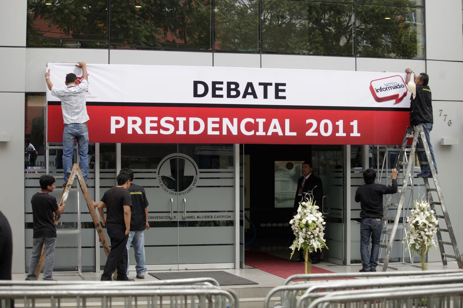 Preparativos para el Debate Presidencial 2011, organizado por el Jurado Nacional de Elecciones en la sede del Colegio Médico del Perú. Foto: ANDINA/Rubén Grández