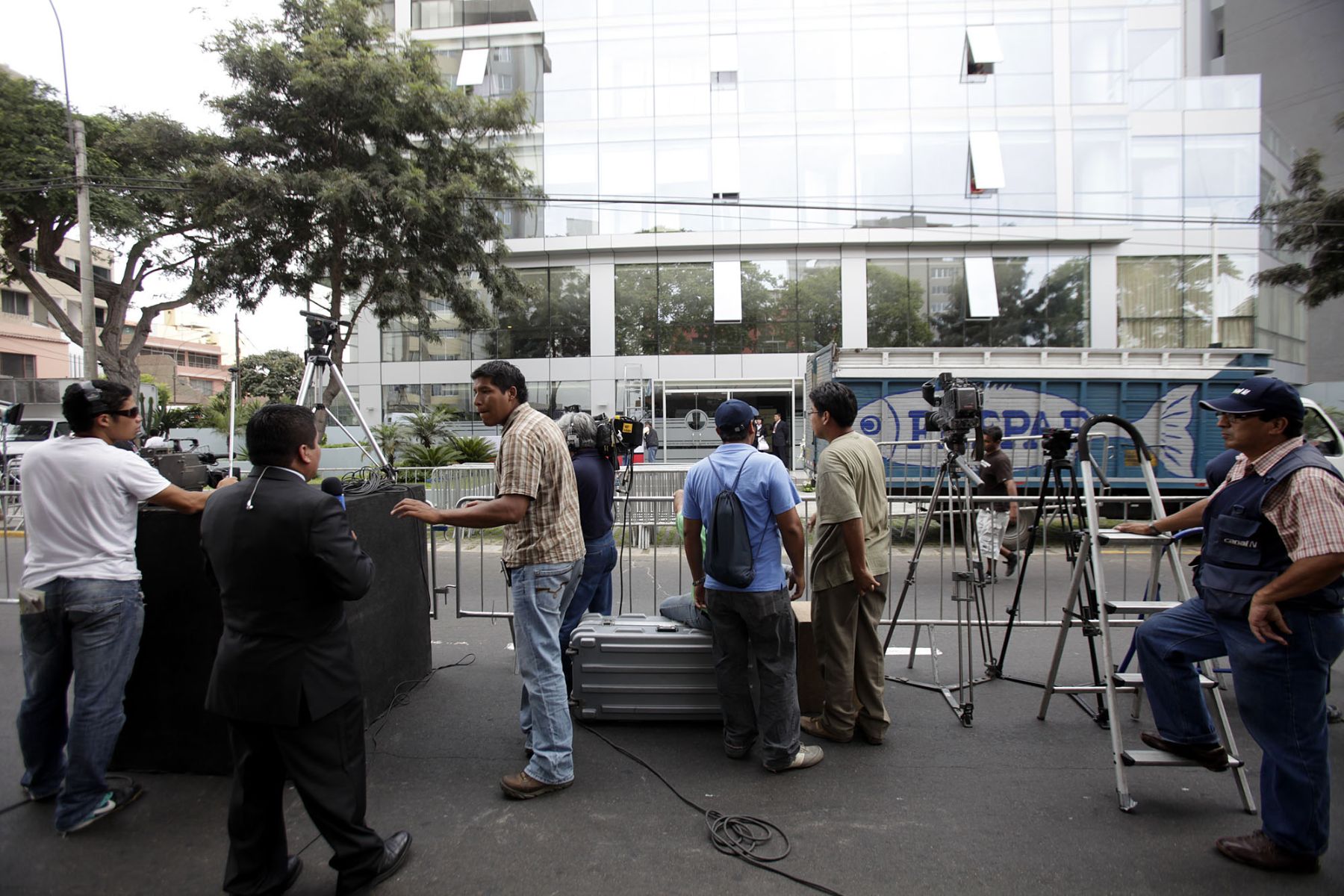 Preparativos para el Debate Presidencial 2011, organizado por el Jurado Nacional de Elecciones en la sede del Colegio Médico del Perú. Foto: ANDINA/ Rubén Grández