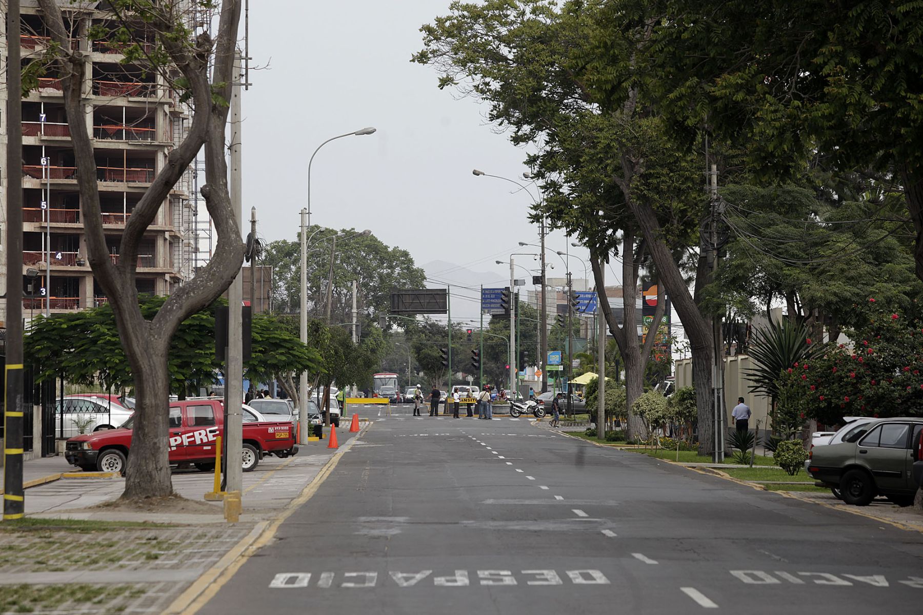 Calles aledañas al Colegio Médico en Miraflores han sido cerradas horas antes del Debate Pesidencial 2011, organizado por el Jurado Nacional de Elecciones. 
Foto: ANDINA/Rubén Grández