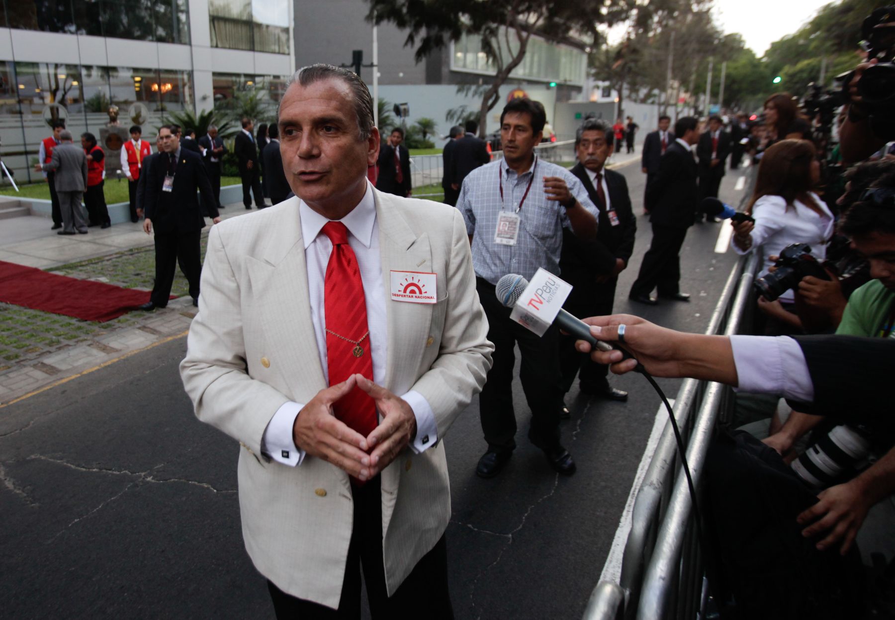 El candidato de Despertar Nacional, Ricardo Noriega, llega al Colegio Médico para participar del Debate Presidencial. 
Foto: ANDINA/Rubén Grández