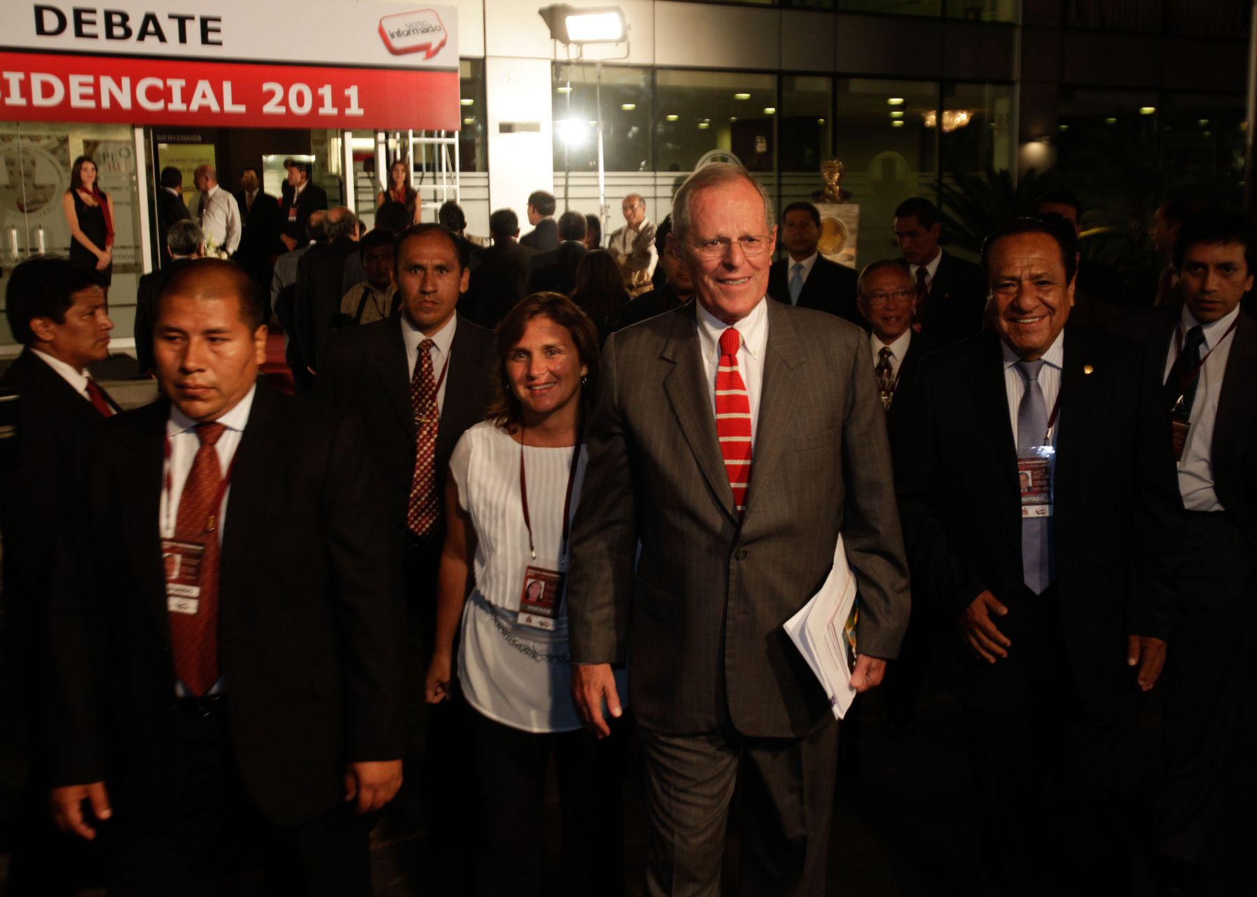 Candidato de Alianza por el Gran Cambio, Pedro pablo Kuczynski, a su llegada a la sede del Colegio Médico para participar de debate presidencial del JNE. 
Foto: ANDINA/Rubén Grández