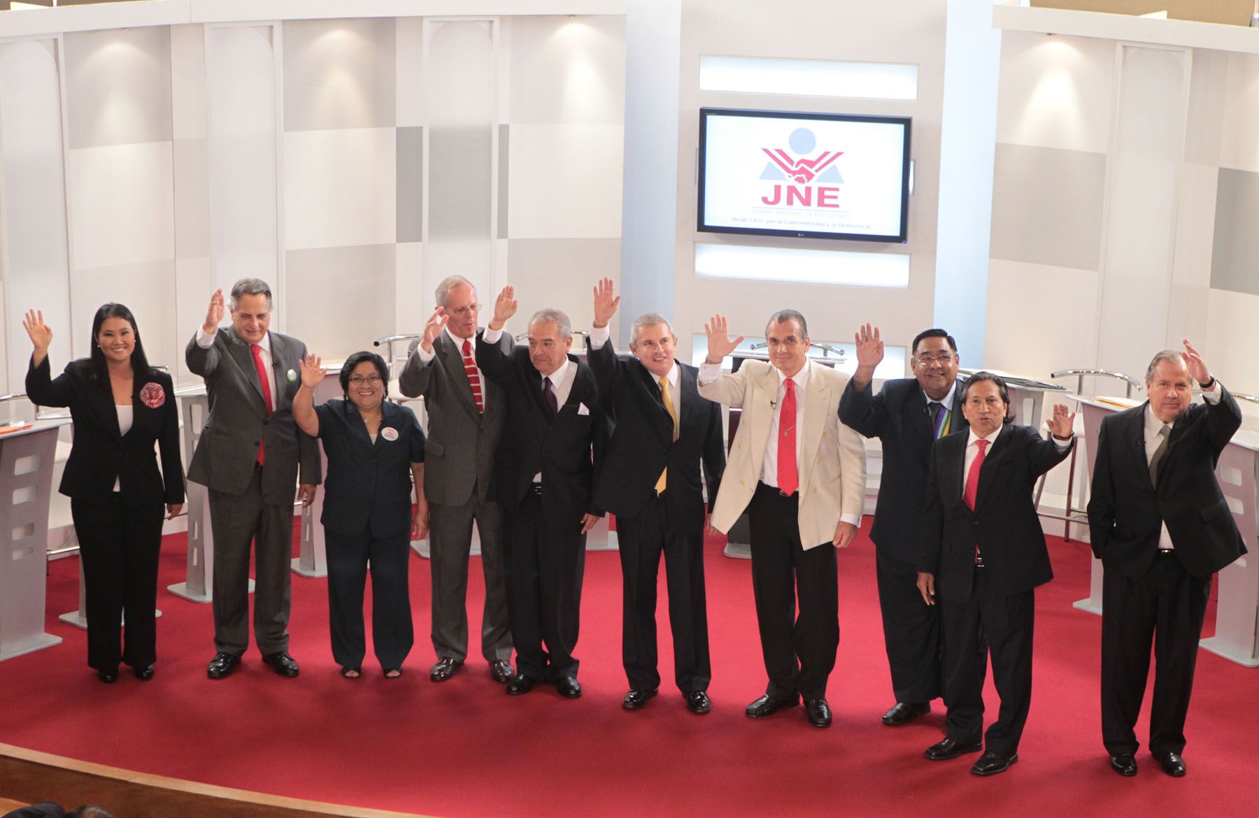 Los once candidatos saludan antes de iniciar el debate presidencial en la sede del Colegio Médico.
Foto: ANDINA/Carlos Lezama