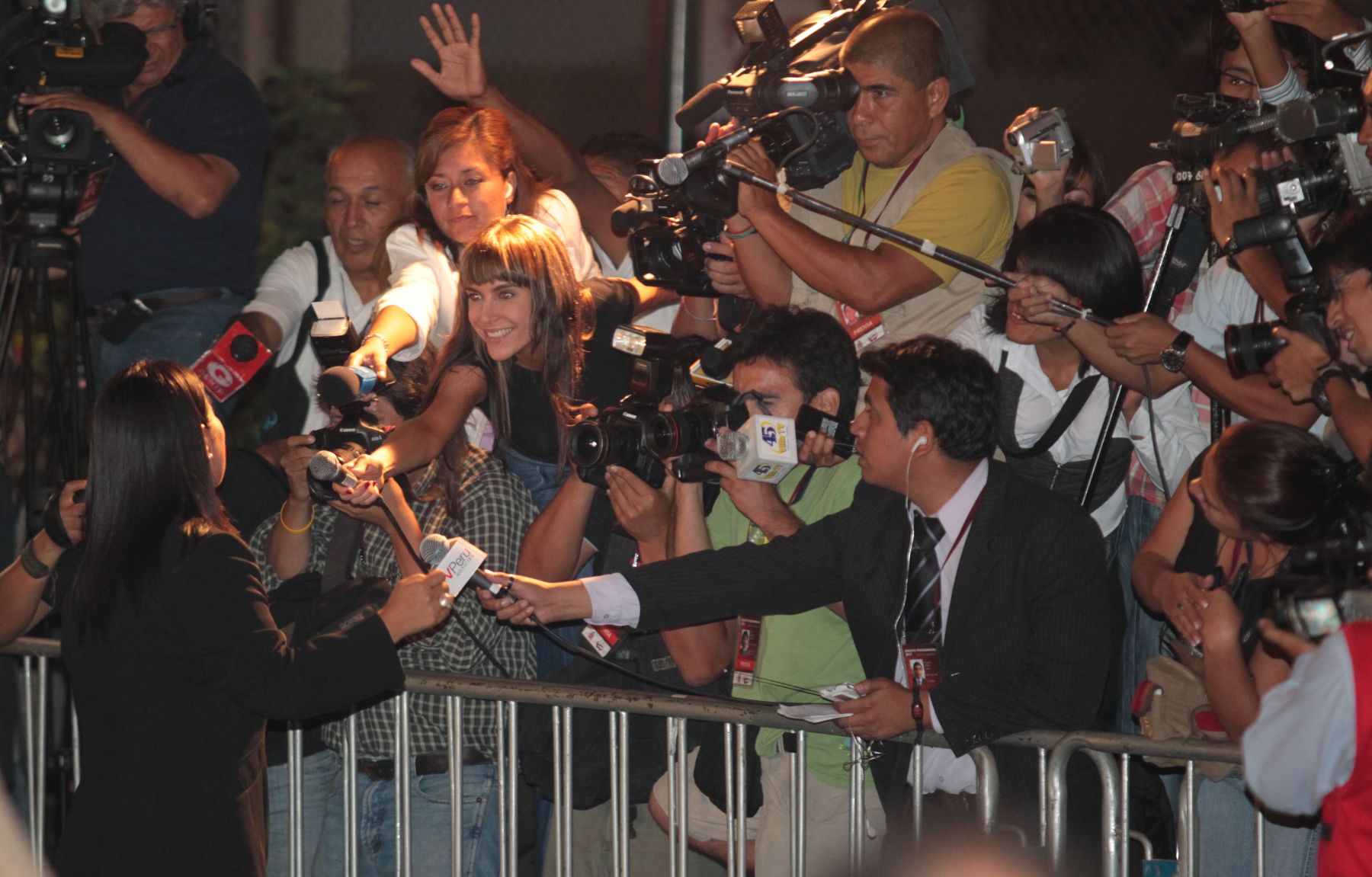 Cobertura periodistica en los exteriores del centro de convenciones del Colegio Médico con motivo del debate presidencial.
Foto: ANDINA/ Piero Vargas