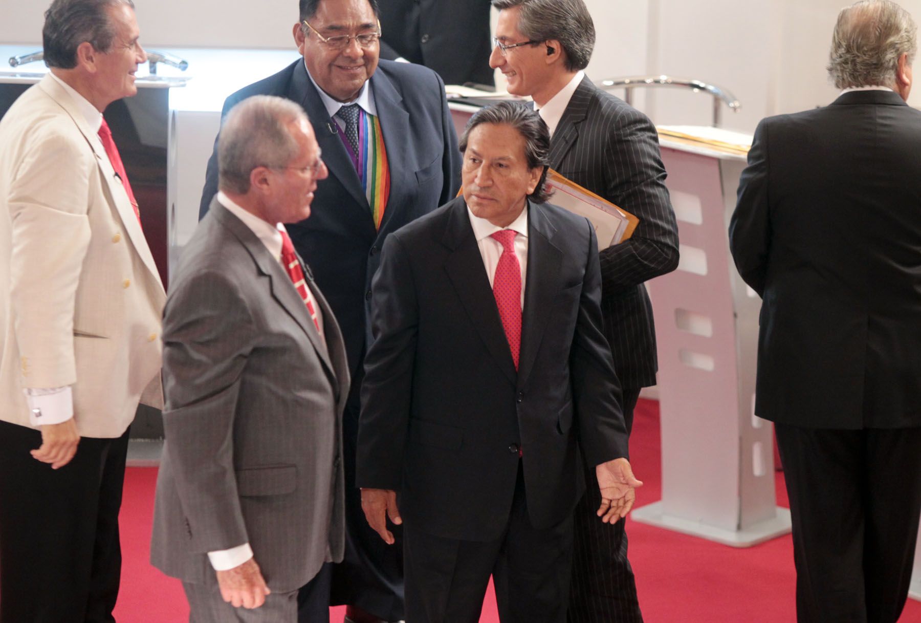 Candidatos ingresan al auditorio del centro de convenciones del Colegio Médico, para el debate presidencial.
Foto: ANDINA/Carlos Lezama