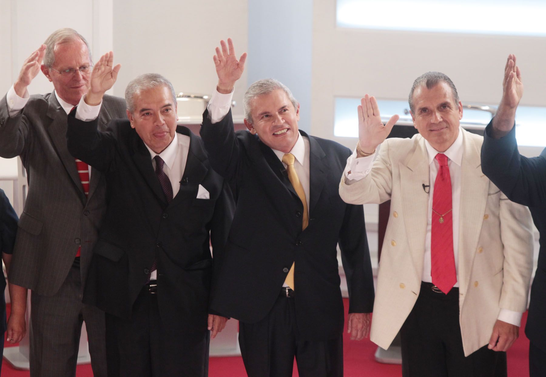 Candidatos saludan antes de iniciarse el debate presidencial en el centro de convenciones del Colegio Médico.
Foto: ANDINA/Carlos Lezama