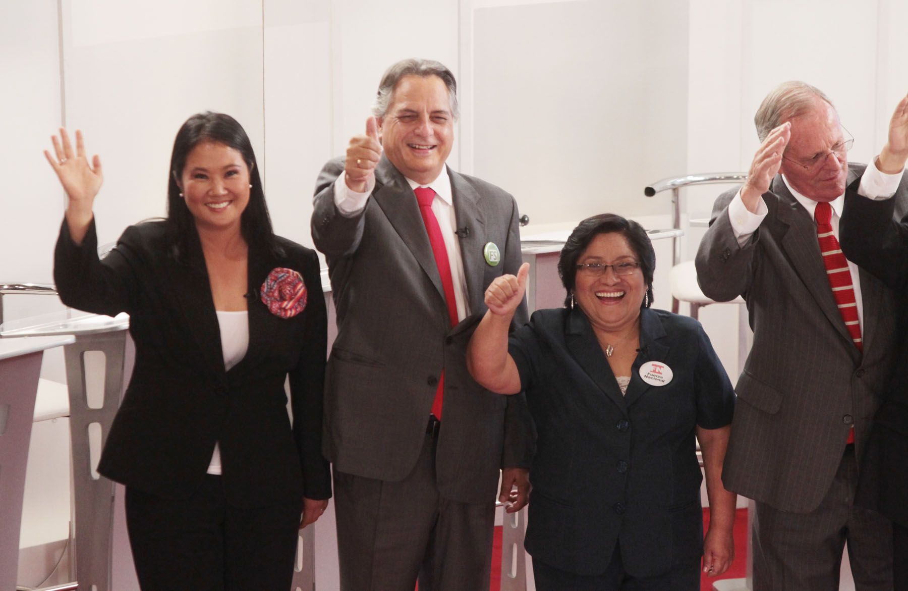Candidatos saludan antes de iniciarse el debate presidencial en el centro de convenciones del Colegio Médico.
Foto: ANDINA/Carlos Lezama