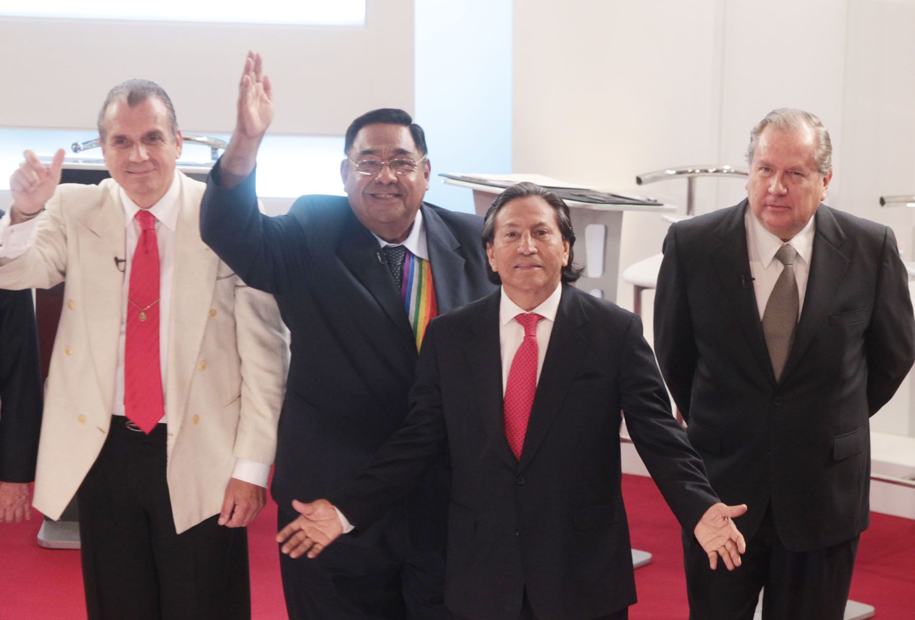 Candidatos saludan antes de iniciarse el debate presidencial en el centro de convenciones del Colegio Médico.
Foto: ANDINA/Carlos Lezama
