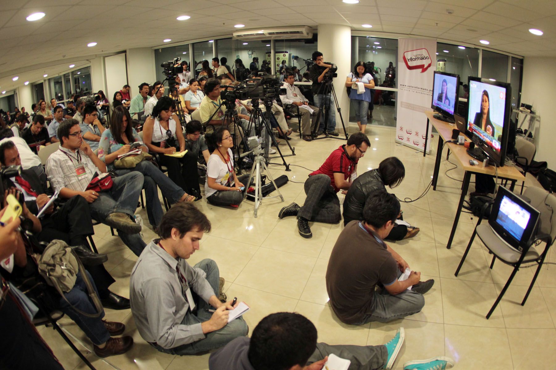 Cobertura periodistica en los interiores del centro de convenciones del Colegio Médico con motivo del debate presidencial.
Foto: ANDINA/Carlos Lezama