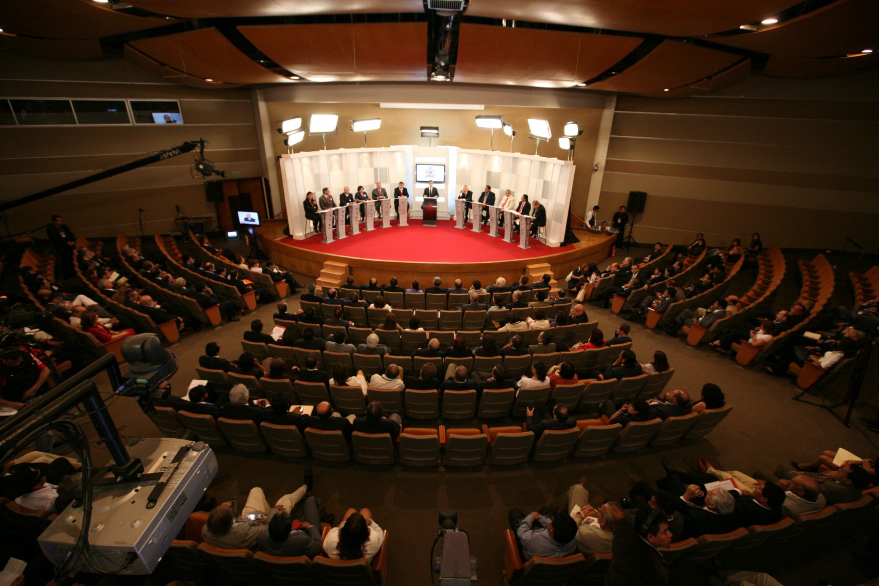 Los once candidatos dan inicio al debate presidencial organizado por el JNE en el auditorio del centro de convenciones del Colegio Médico en Miraflores.
Foto: ANDINA/ JNE