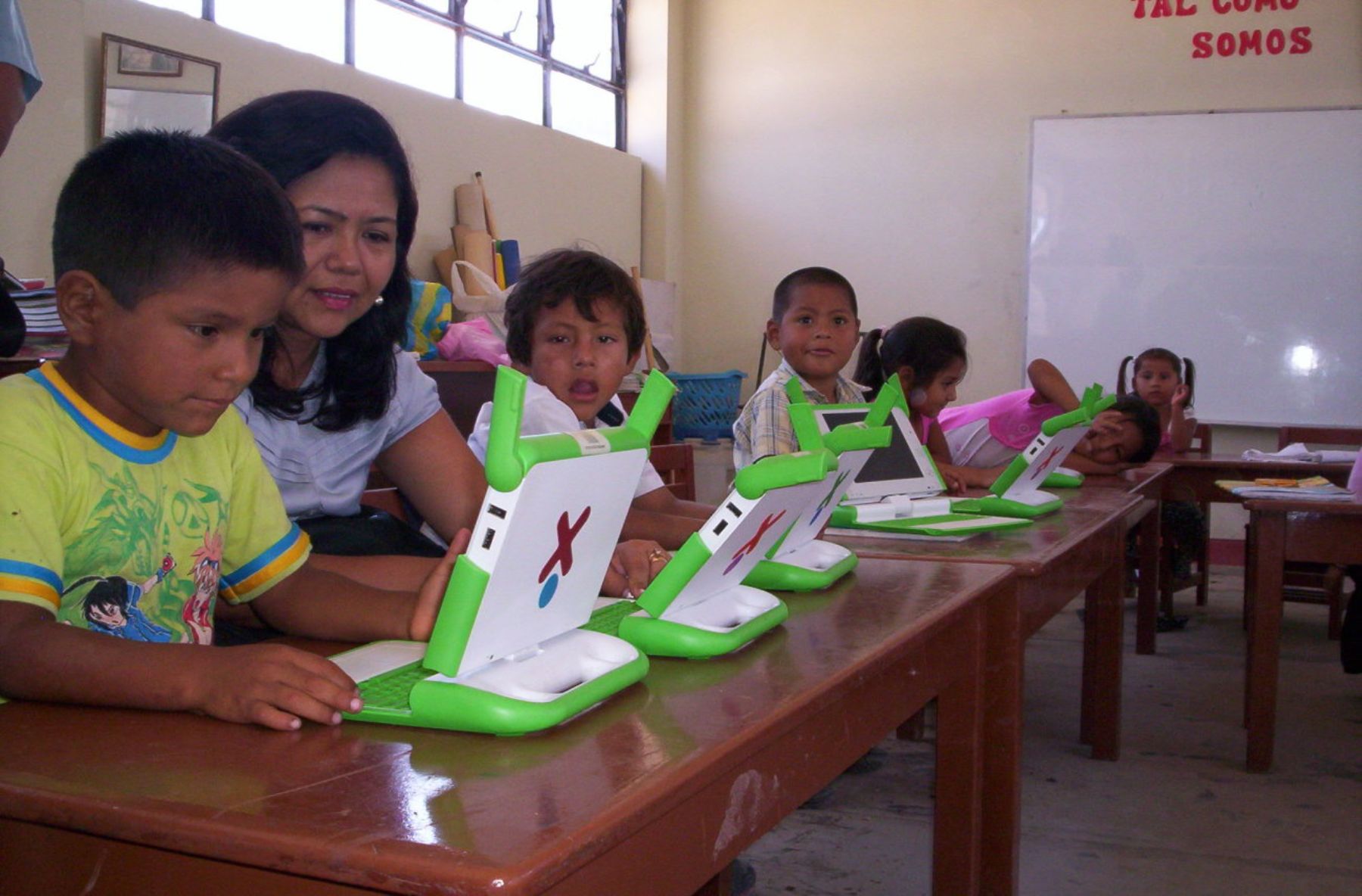 Entregan laptops a niños de escuelas rurales de Reque y Chacupe Alto, en Lambayeque. Foto: UGEL Chiclayo.
