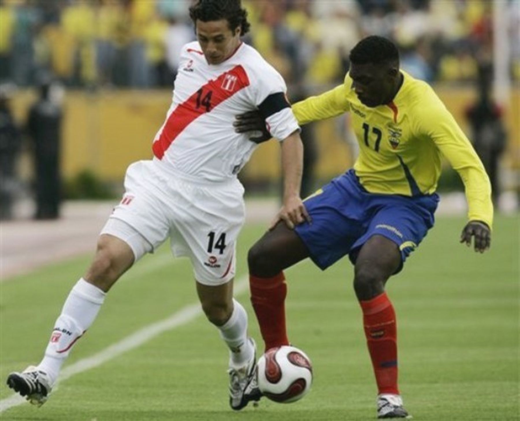 Claudio Pizarro disputa el balón con ecuatoriano.
