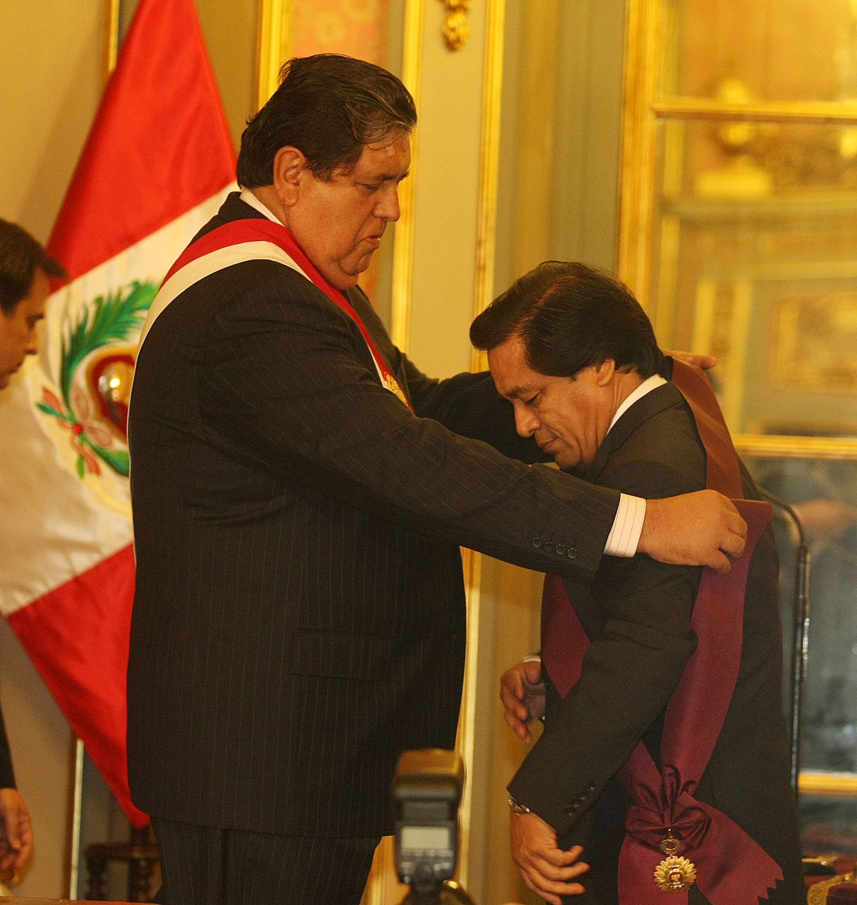 Jose Antonio Chang receives Peru’s highest accolade, the Order of the Sun, from the hands of President Alan Garcia. Photo: ANDINA/Vidal Tarqui