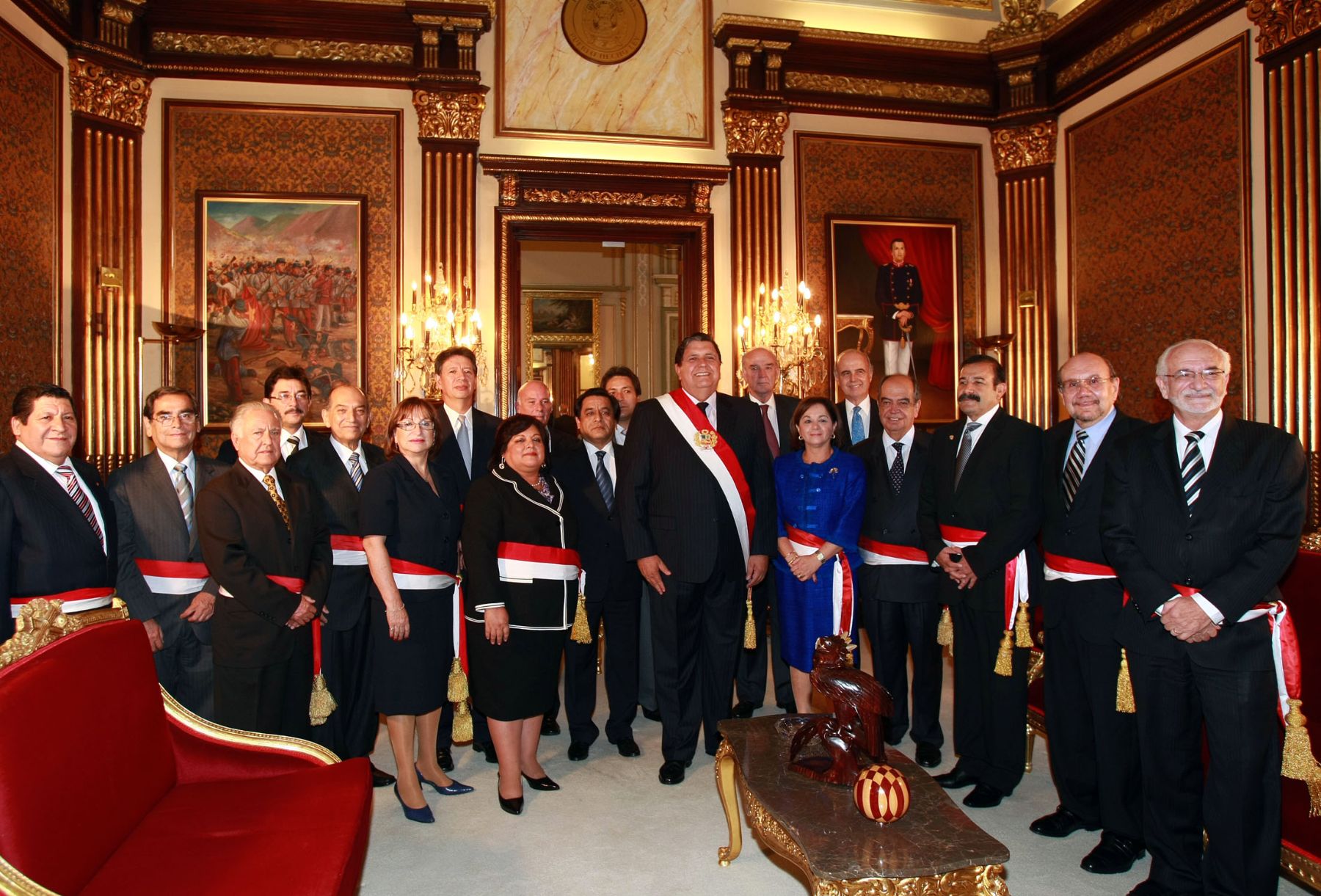 Jefe del Estado, Alan García, tomó juramento a Rosario Fernández como Presidenta del Consejo de Ministros.Foto: Sepres.