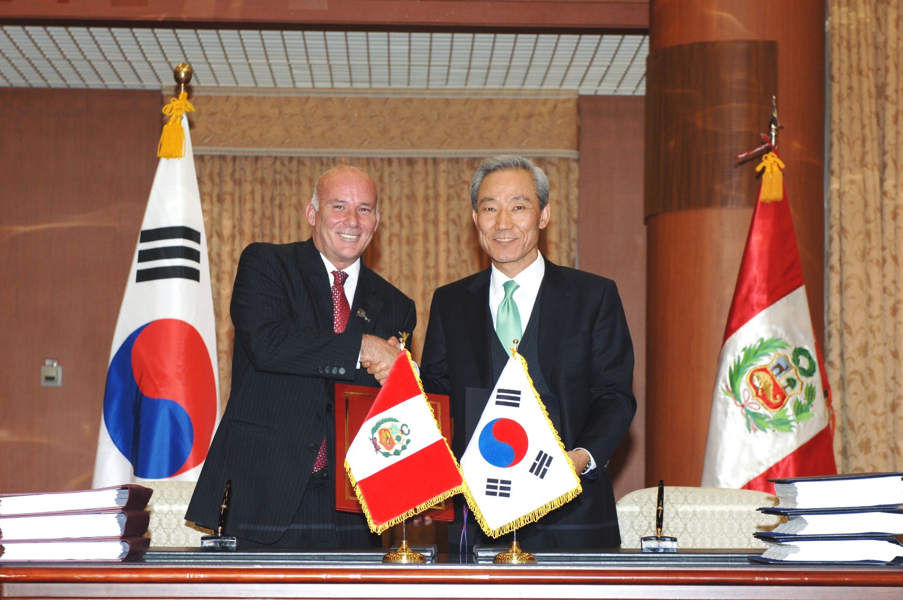 Perú y Corea del Sur firman Tratado de Libre Comercio a través de ministros Eduardo Ferreyros y Kim Jong-Hoon. Foto: Mincetur.