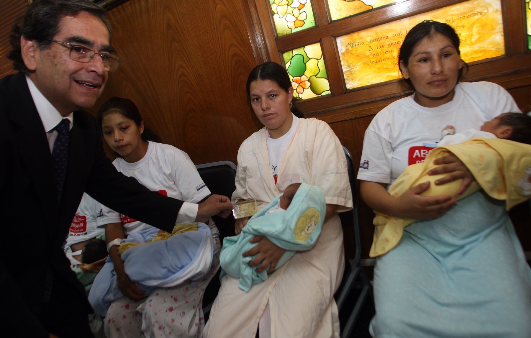 Ministro de Salud, Óscar Ugarte, reitera la gratuidad de seguro universal para los recién nacidos así como la entrega de DNI a los menores hasta los 16 años de edad. Foto: ANDINA/Gustavo Sánchez