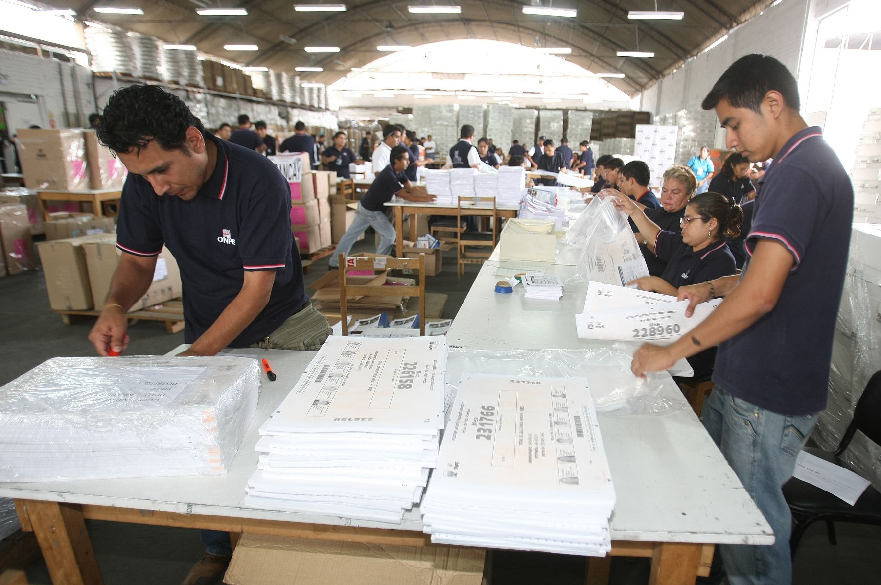 Onpe realiza distribución del material electoral hacia el interior del país, para las elecciones generales del 10 de abril. Foto: ANDINA/Vidal Tarqui