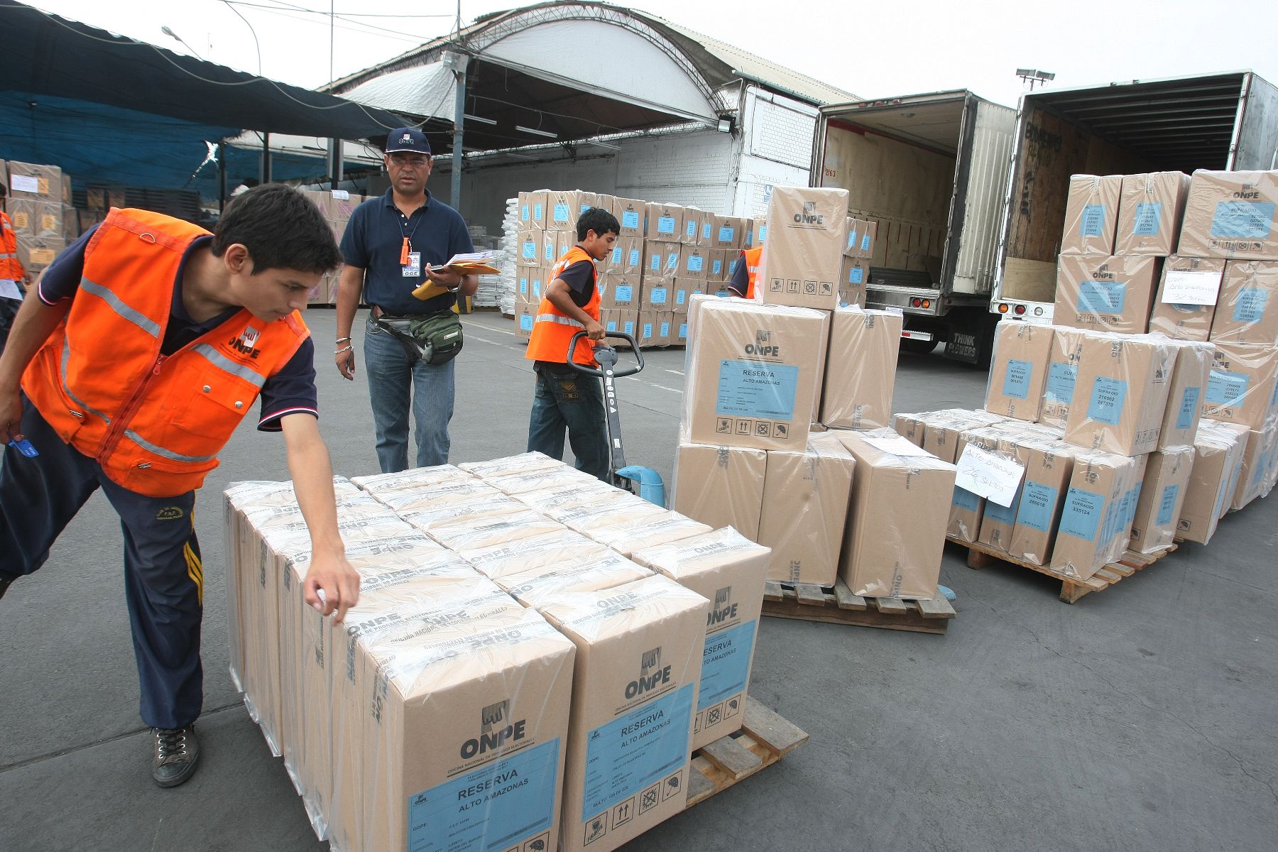 Onpe realiza distribución del material electoral hacia el interior del país, para las elecciones generales del 10 de abril. Foto: ANDINA/Vidal Tarqui