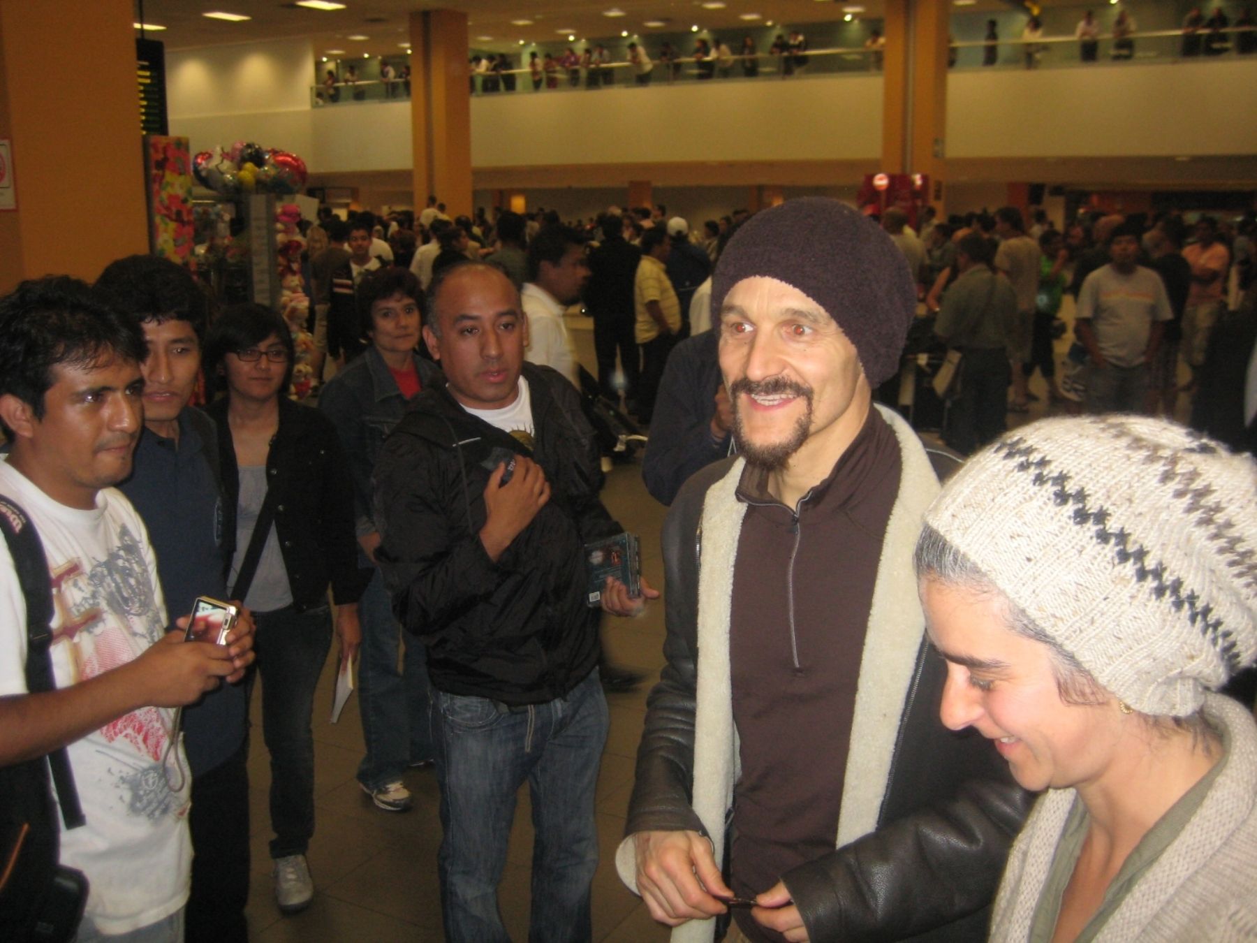 Tim Booth y su esposa Kate Shela durmieron en un hotel del aeropuerto de Lima. A su llegada compartió con fanáticos.