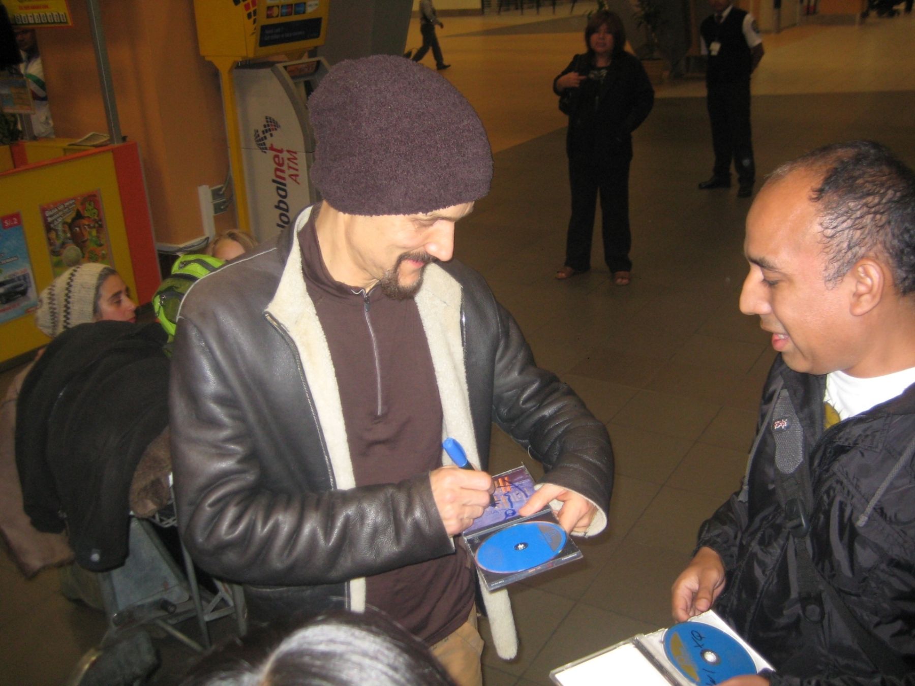 Fanáticos de James pidieron autógrafos al vocalista Tim Booth, quien esta mañana viajó a Cusco.