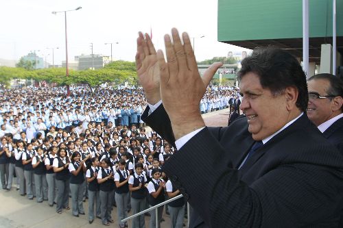 El Jefe del Estado, Alan García Pérez, promulgó la ley que autoriza al Servicio Nacional de Adiestramiento en Trabajo Industrial (Senati), a otorgar títulos a nombre de la Nación. Foto: Sepres.